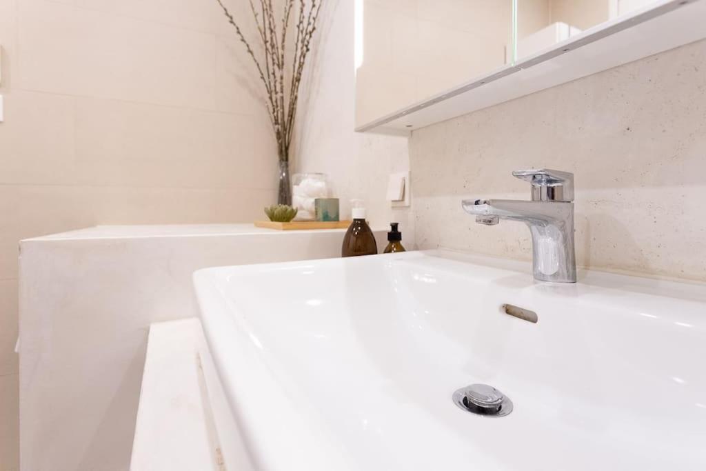 Dream Apartment - Central And Quiet With Ac And Free Parking Garage Wien Exterior foto
