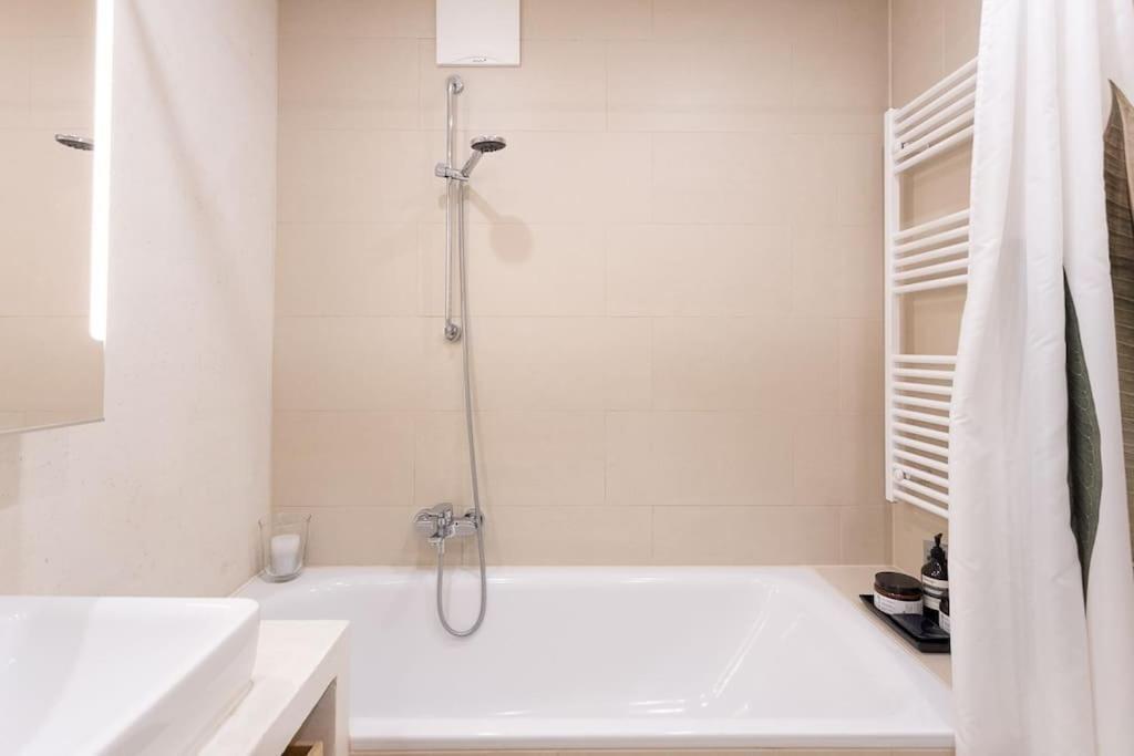 Dream Apartment - Central And Quiet With Ac And Free Parking Garage Wien Exterior foto